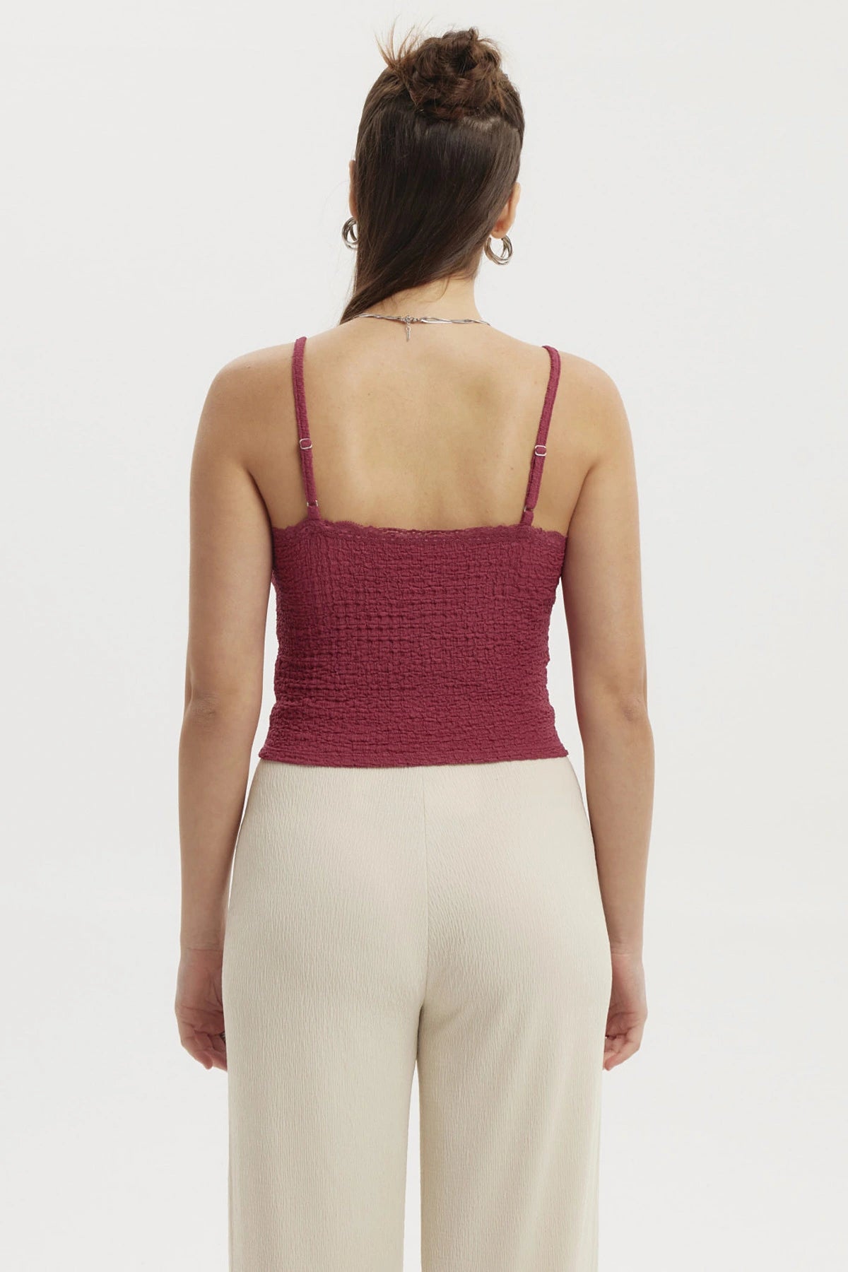 Peto magenta mujer con encaje en escote sin estampas texturizado de tirantes ideal para combinar con pantalones claros