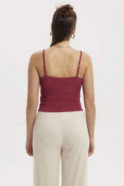 Peto magenta mujer con encaje en escote sin estampas texturizado de tirantes ideal para combinar con pantalones claros