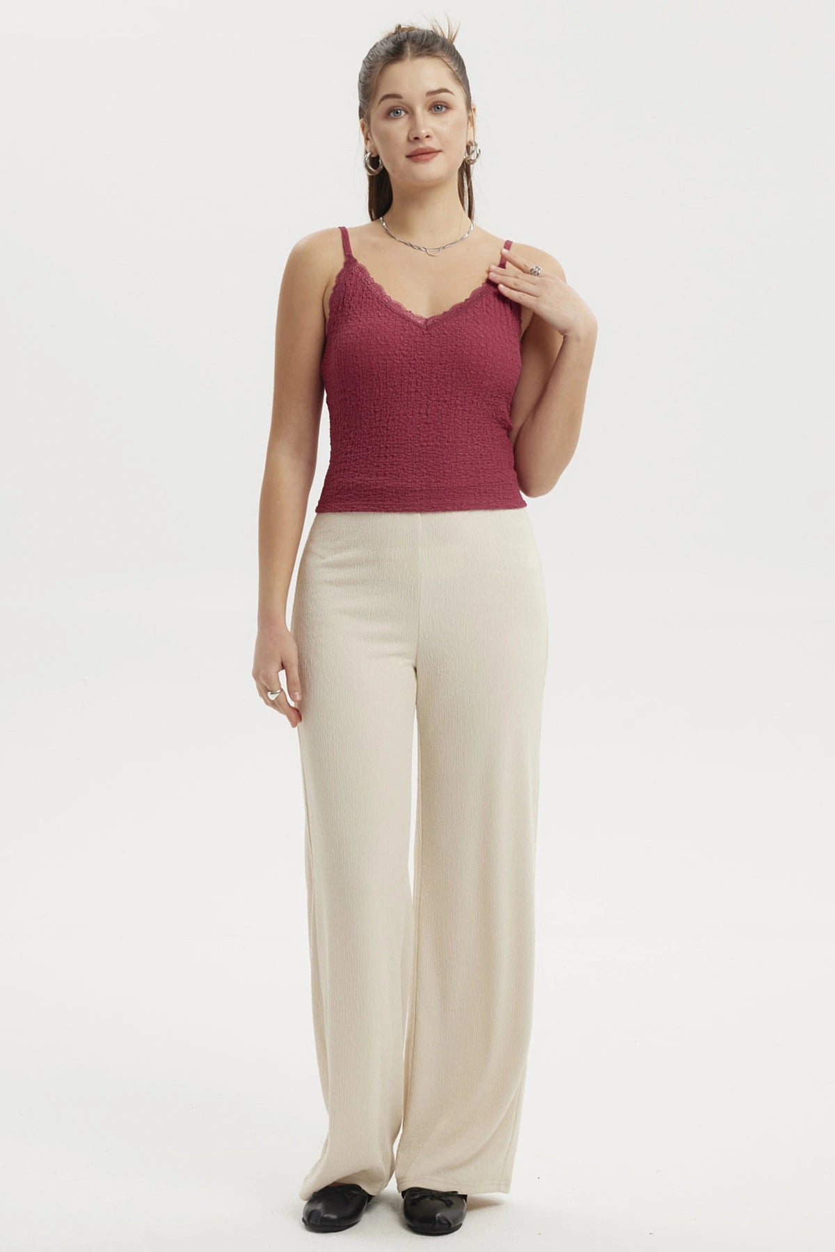 Peto magenta mujer con encaje en escote sin estampas texturizado de tirantes ideal para combinar con pantalones claros