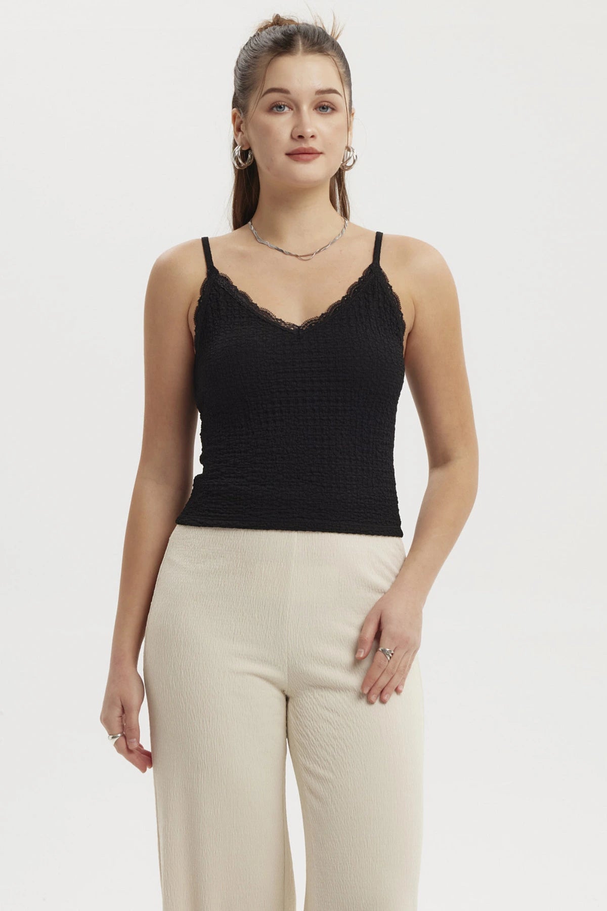 Peto negro mujer con textura y encaje en escote sin estampa lisa elegante