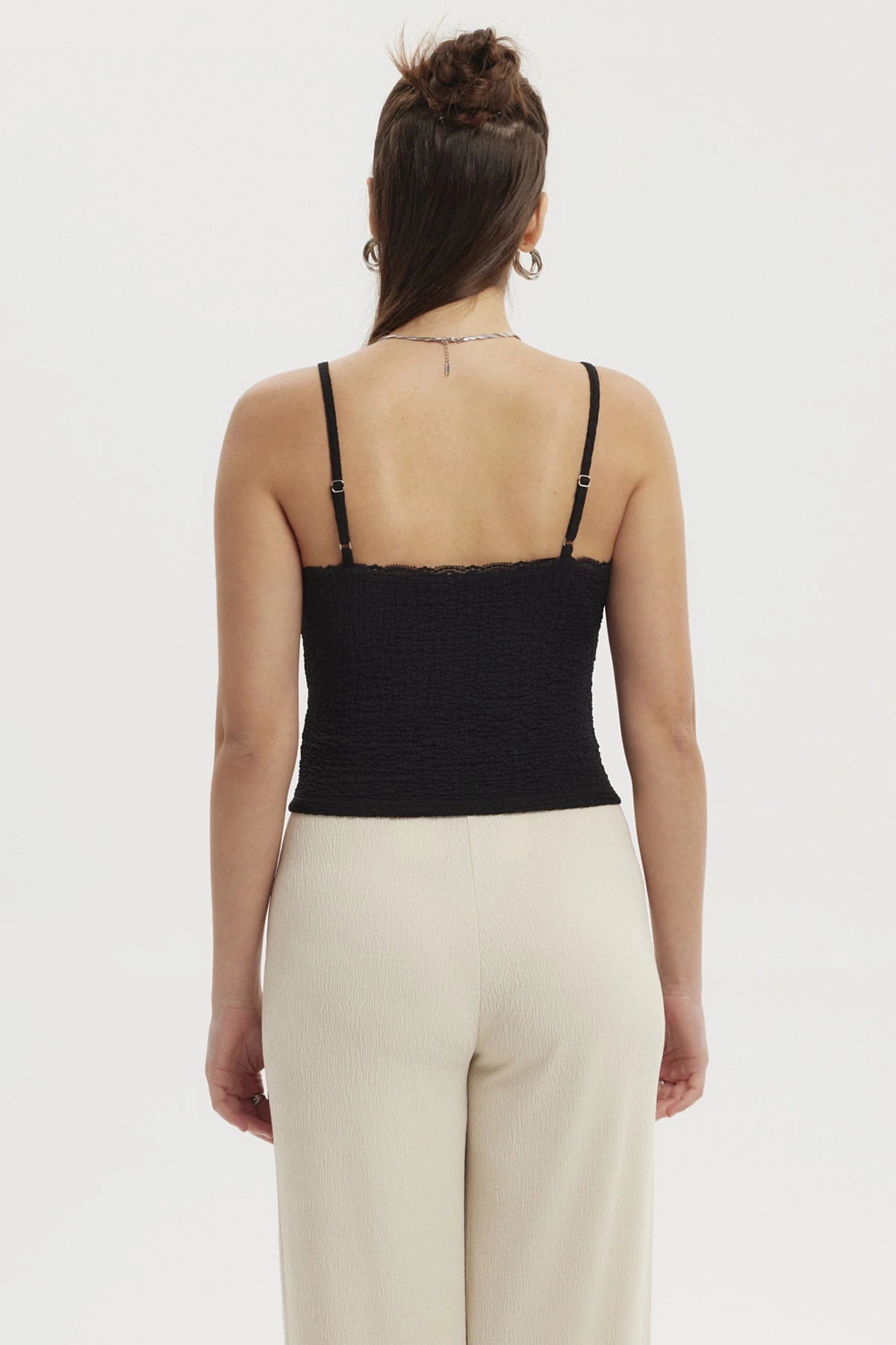 Peto negro mujer con textura y encaje en escote sin estampa lisa elegante