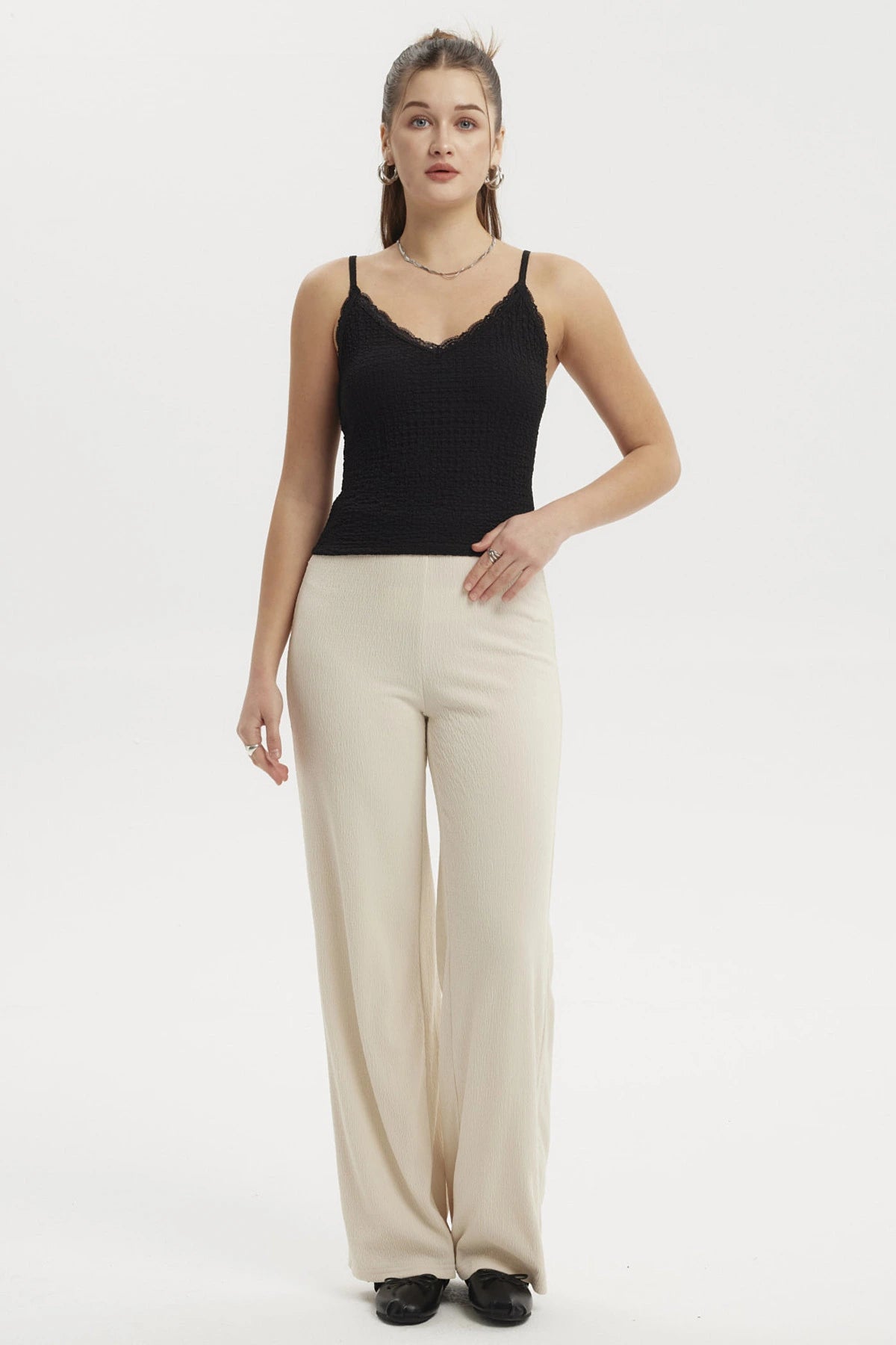 Peto negro mujer con textura y encaje en escote sin estampa lisa elegante