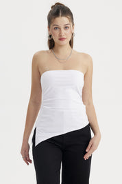 Polera mujer blanca sin mangas con basta asimétrica diseño liso ajustada al cuerpo ideal para un look moderno
