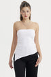 Polera mujer blanca sin mangas con basta asimétrica diseño liso ajustada al cuerpo ideal para un look moderno
