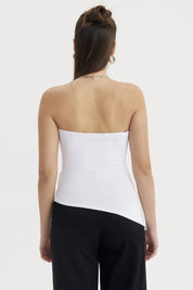 Polera mujer blanca sin mangas con basta asimétrica diseño liso ajustada al cuerpo ideal para un look moderno
