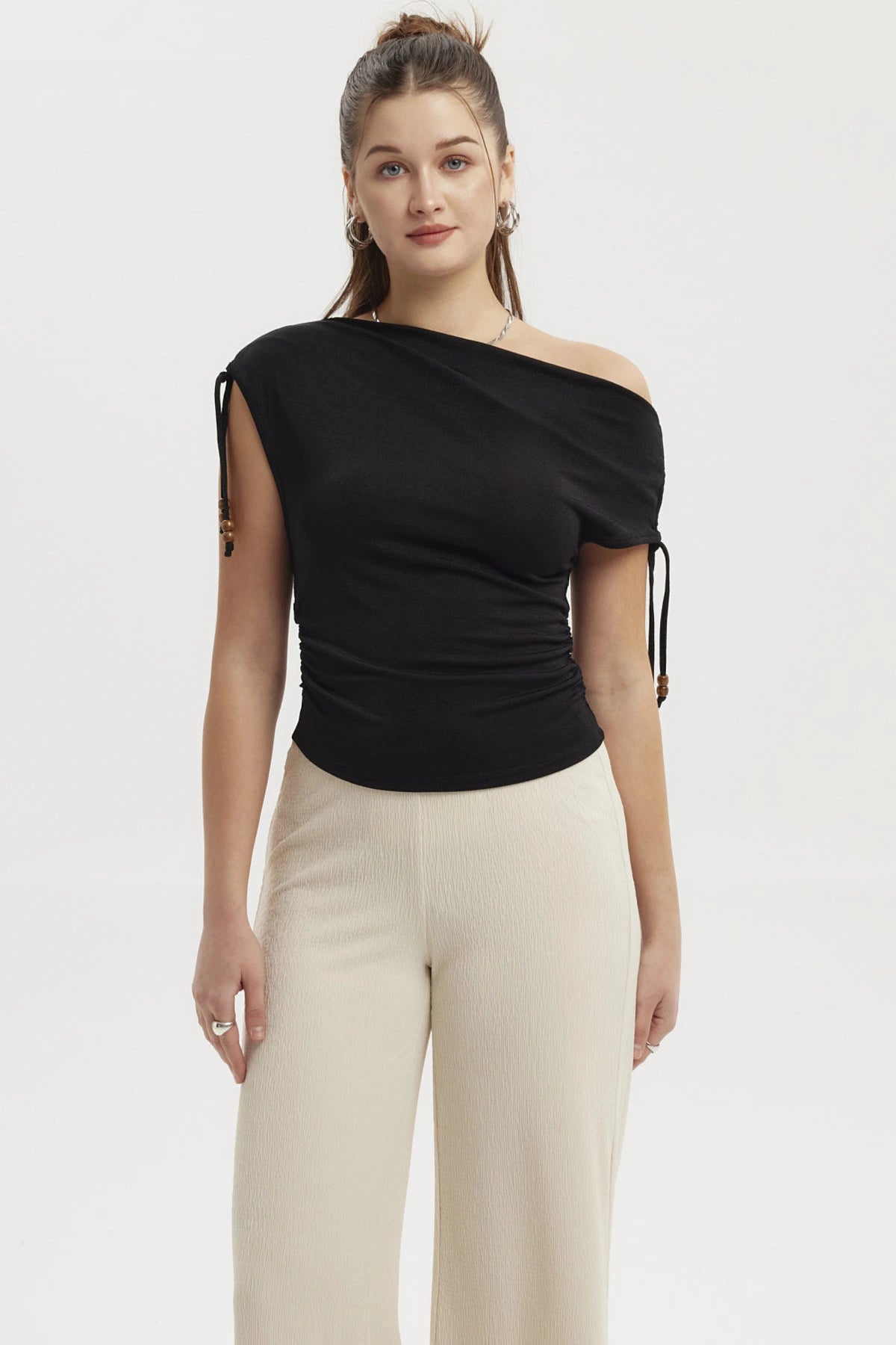 Polera negra ajustada con nudo en un hombro diseño liso manga corta con cordón en el otro lado estilo elegante