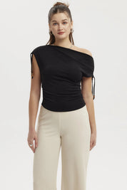 Polera negra ajustada con nudo en un hombro diseño liso manga corta con cordón en el otro lado estilo elegante