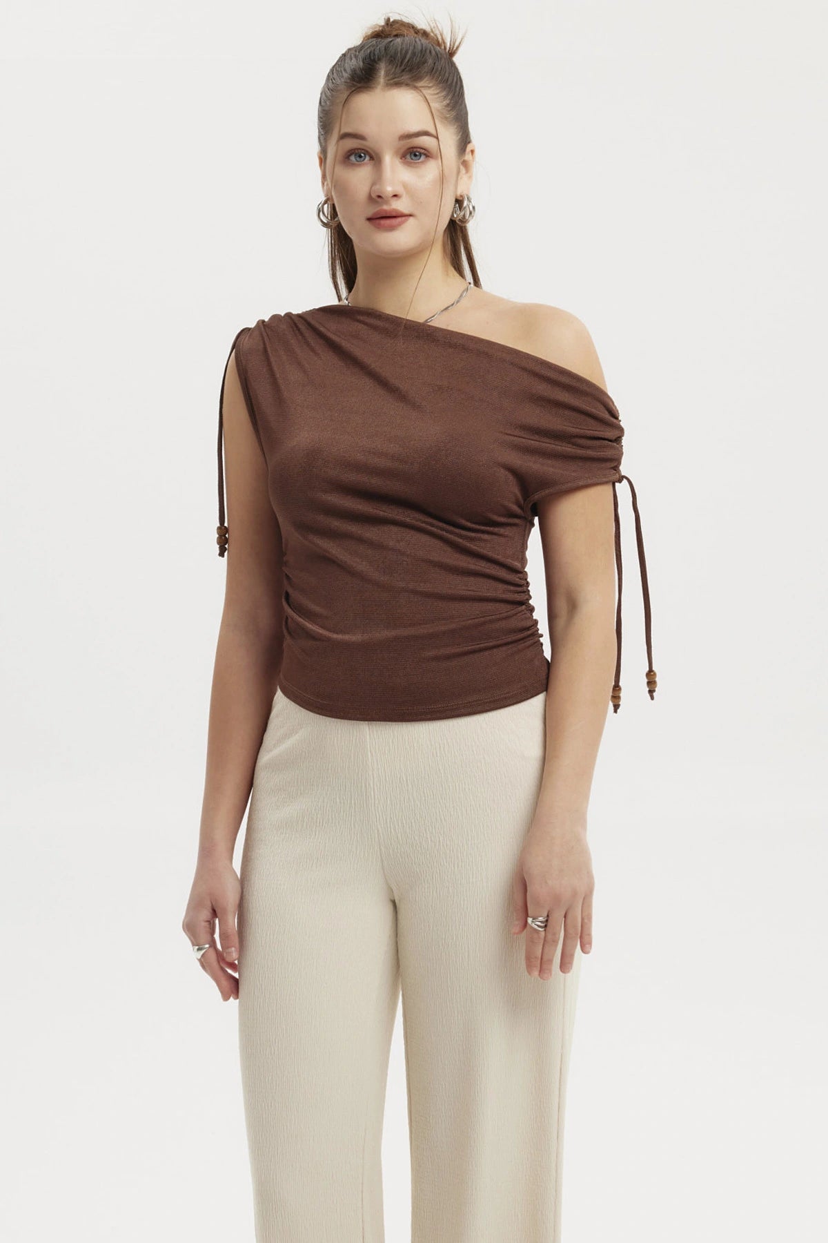 Polera mujer ajustada café oscuro con nudo en el hombro izquierdo diseño liso sin estampado