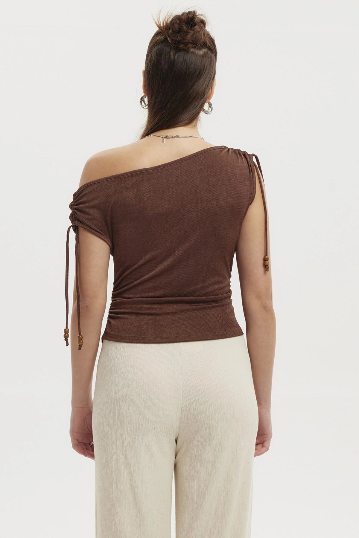 Polera mujer ajustada café oscuro con nudo en el hombro izquierdo diseño liso sin estampado