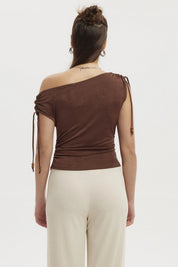 Polera mujer ajustada café oscuro con nudo en el hombro izquierdo diseño liso sin estampado