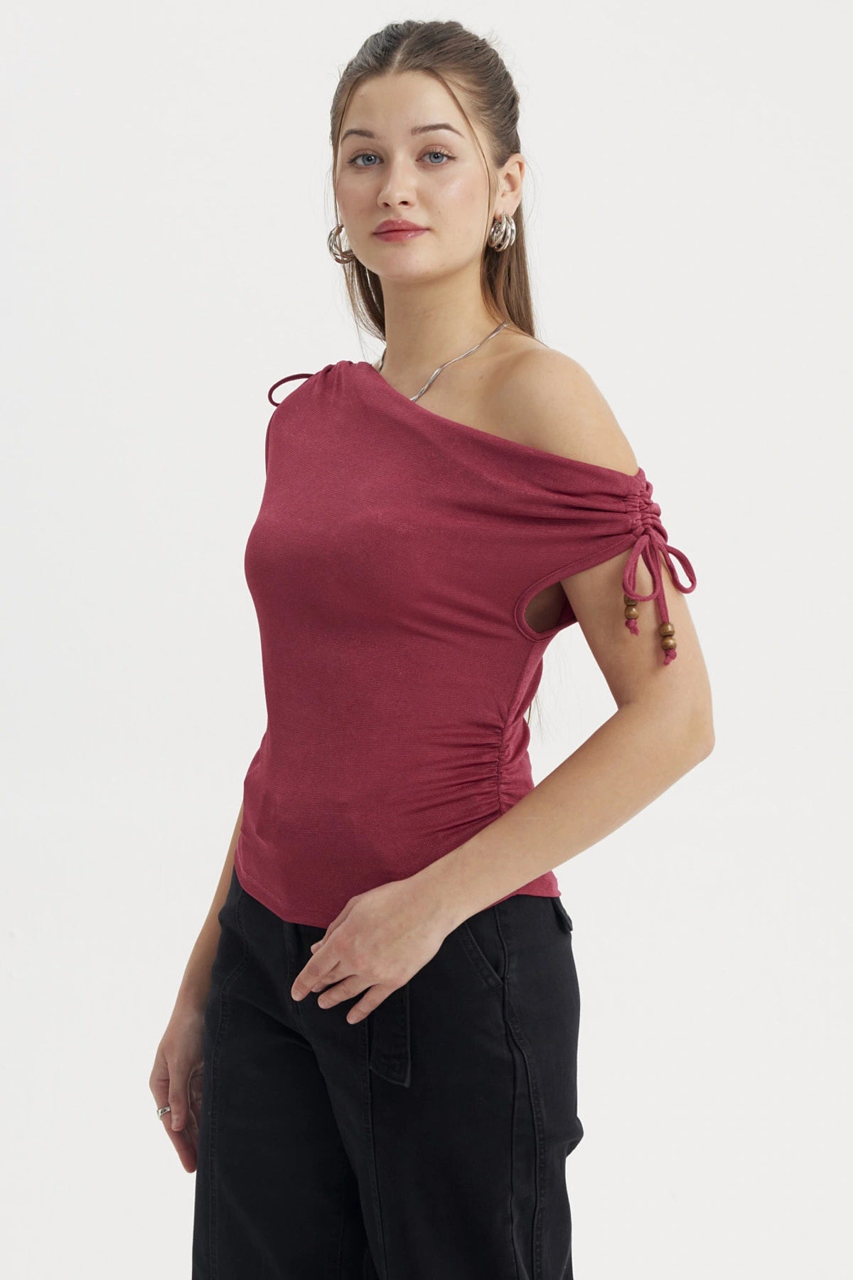 Polera ajustada magenta con nudo en el hombro derecho lisa ideal para un look casual elegante