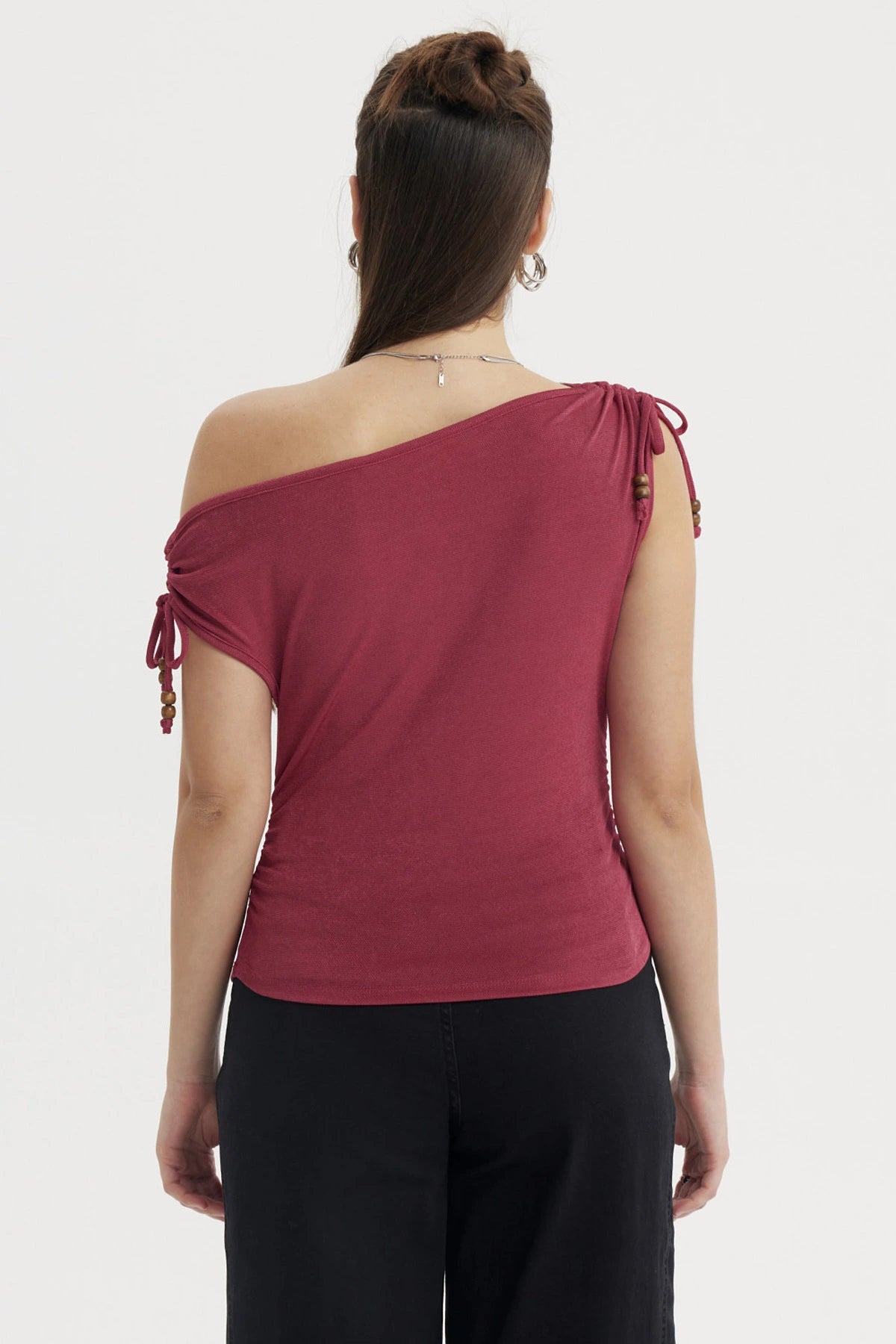 Polera ajustada magenta con nudo en el hombro derecho lisa ideal para un look casual elegante