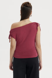 Polera ajustada magenta con nudo en el hombro derecho lisa ideal para un look casual elegante