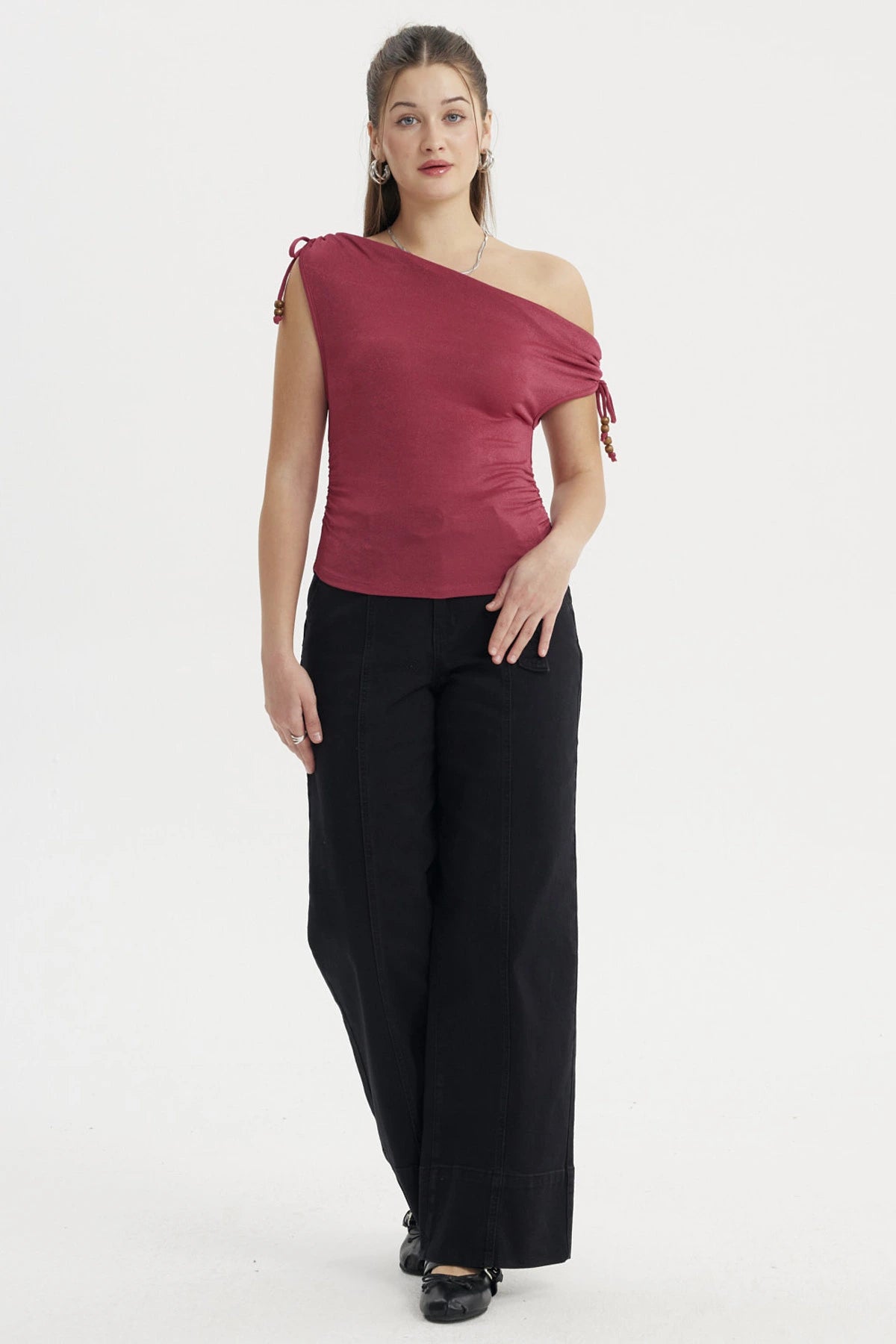 Polera ajustada magenta con nudo en el hombro derecho lisa ideal para un look casual elegante