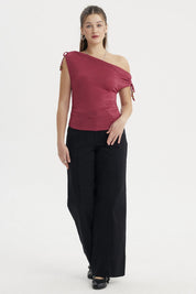 Polera ajustada magenta con nudo en el hombro derecho lisa ideal para un look casual elegante