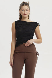Polera mujer negra con basta asimétrica y textura ondulada sin estampa lisa elegante y moderna