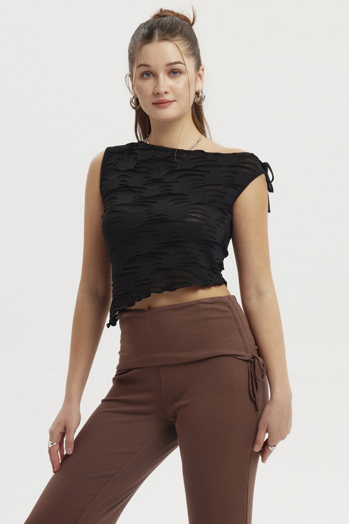 Polera mujer negra con basta asimétrica y textura ondulada sin estampa lisa elegante y moderna