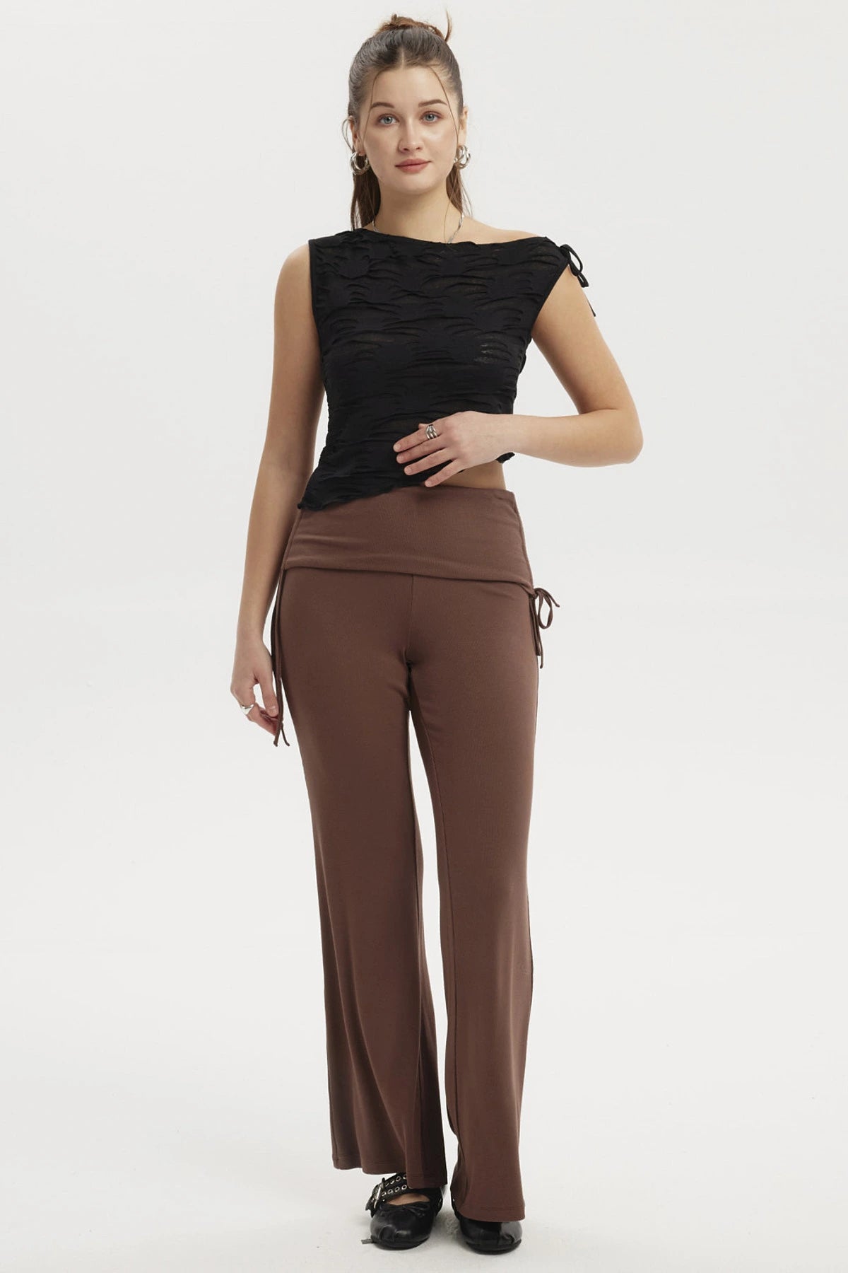 Polera mujer negra con basta asimétrica y textura ondulada sin estampa lisa elegante y moderna