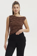 Polera mujer café oscuro con basta asimétrica y textura ondulada lisa ideal para un look casual y moderno