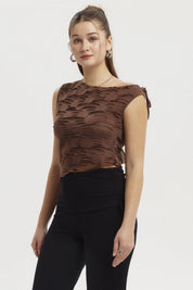 Polera mujer café oscuro con basta asimétrica y textura ondulada lisa ideal para un look casual y moderno