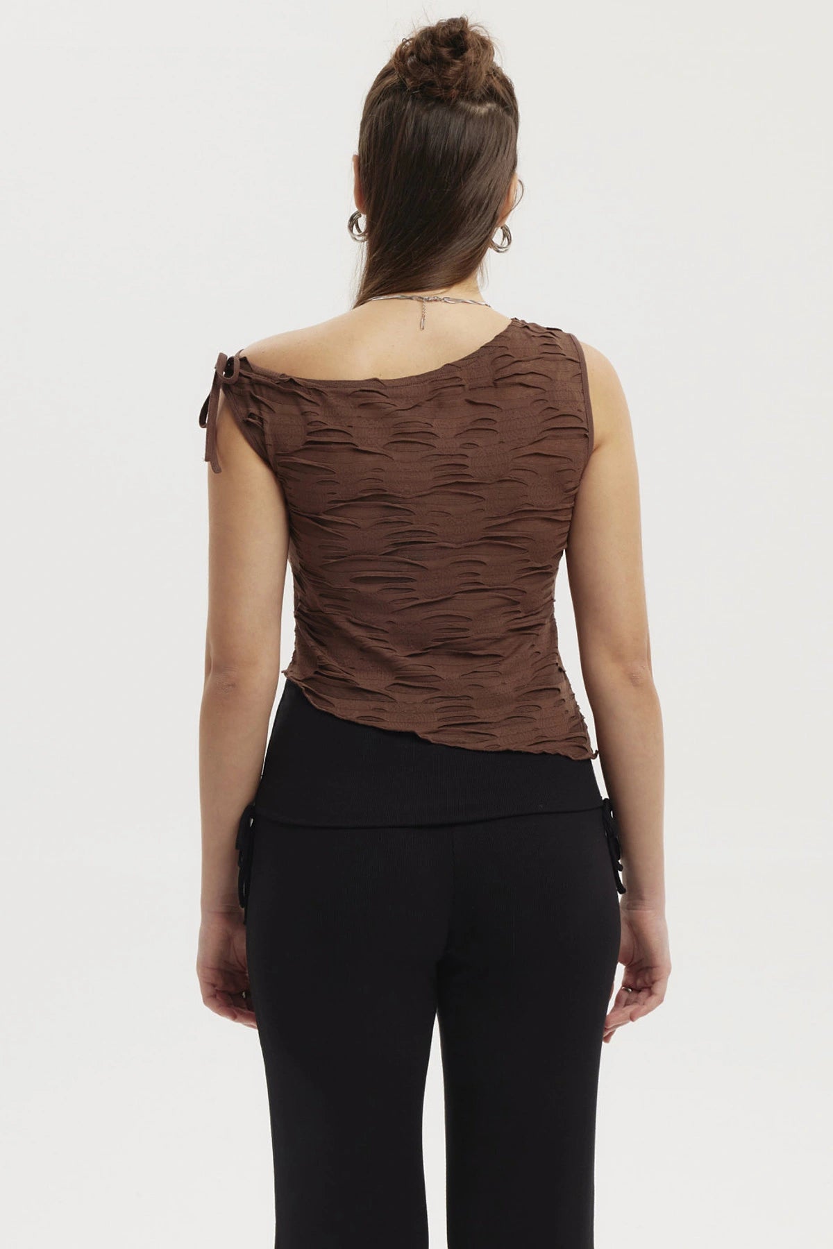 Polera mujer café oscuro con basta asimétrica y textura ondulada lisa ideal para un look casual y moderno