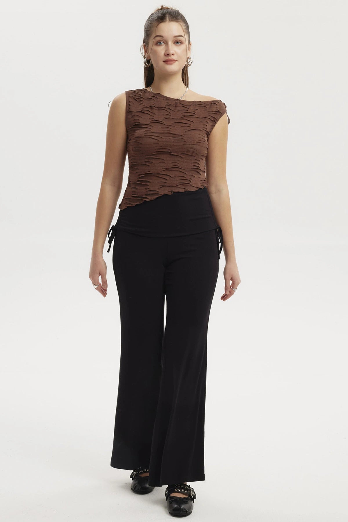 Polera mujer café oscuro con basta asimétrica y textura ondulada lisa ideal para un look casual y moderno