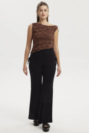 Polera mujer café oscuro con basta asimétrica y textura ondulada lisa ideal para un look casual y moderno