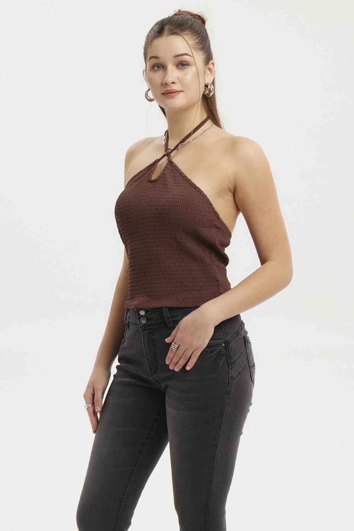 Polera mujer halter café oscuro con diseño liso y cuello halter en V pequeño al centro