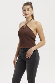 Polera mujer halter café oscuro con diseño liso y cuello halter en V pequeño al centro
