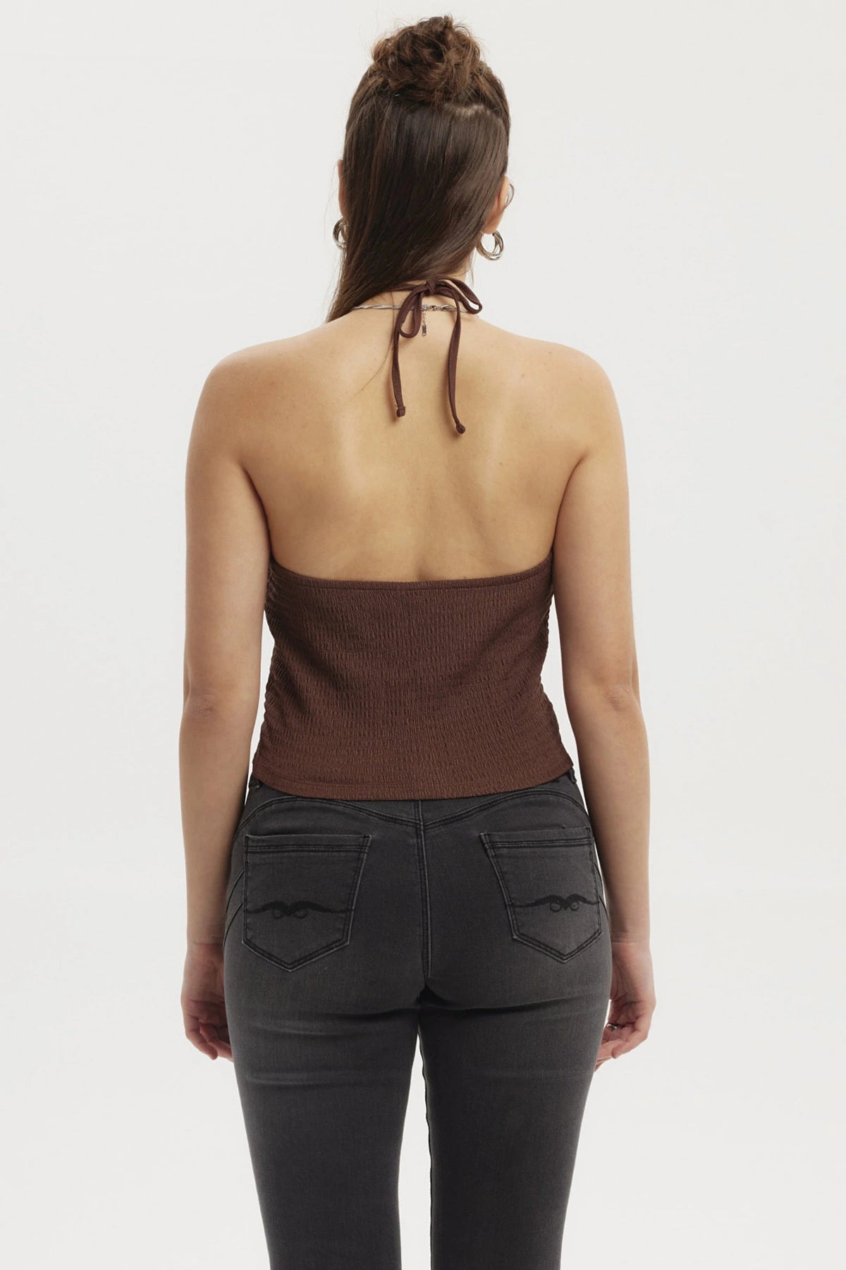 Polera mujer halter café oscuro con diseño liso y cuello halter en V pequeño al centro