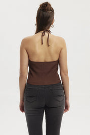 Polera mujer halter café oscuro con diseño liso y cuello halter en V pequeño al centro