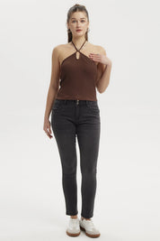 Polera mujer halter café oscuro con diseño liso y cuello halter en V pequeño al centro