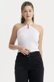 Polera mujer halter blanco sin mangas diseño liso textura arrugada ajustada al cuello con pequeño aro metálico frontal