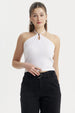 Polera mujer halter blanco sin mangas diseño liso textura arrugada ajustada al cuello con pequeño aro metálico frontal