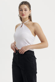 Polera mujer halter blanco sin mangas diseño liso textura arrugada ajustada al cuello con pequeño aro metálico frontal