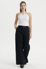 Polera mujer halter blanco sin mangas diseño liso textura arrugada ajustada al cuello con pequeño aro metálico frontal