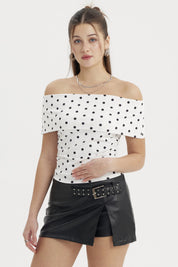 Polera sin hombro crudo con puntos negros estilo casual elegante lisa