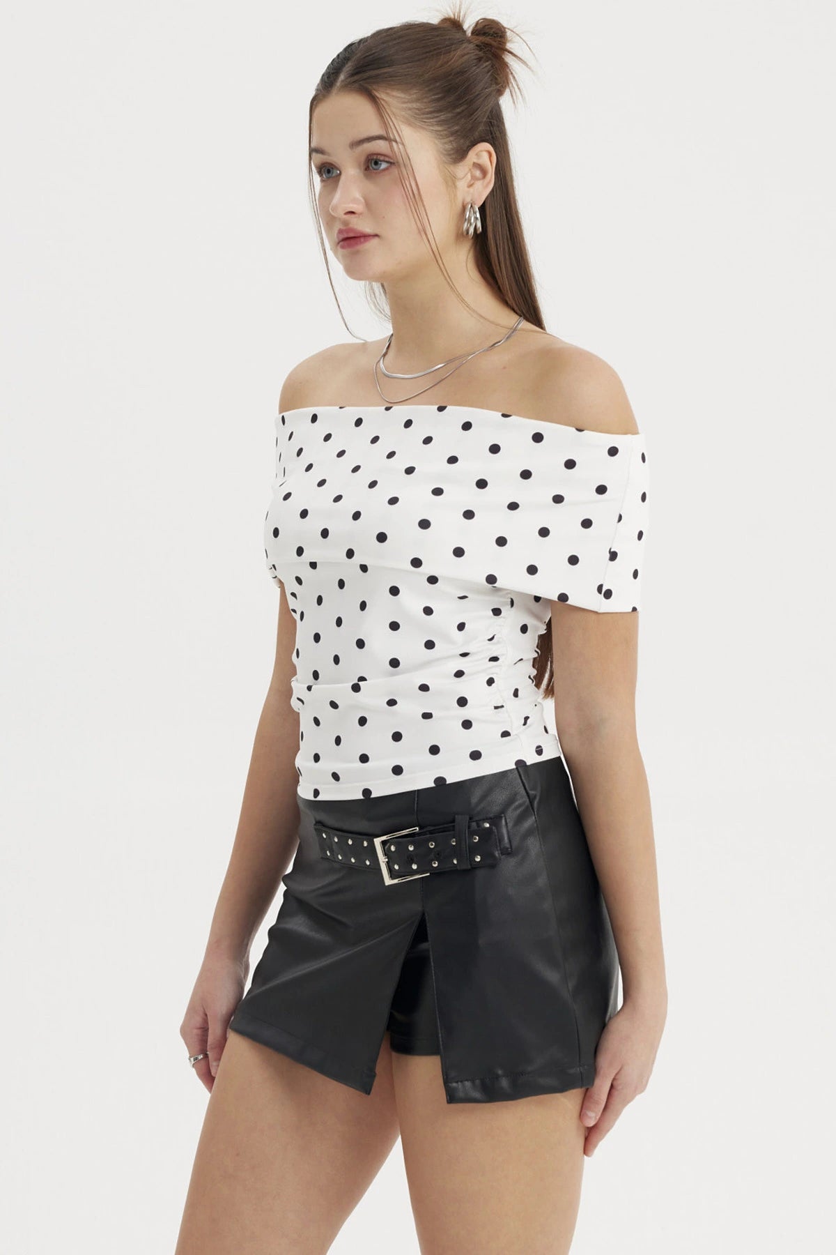 Polera sin hombro crudo con puntos negros estilo casual elegante lisa