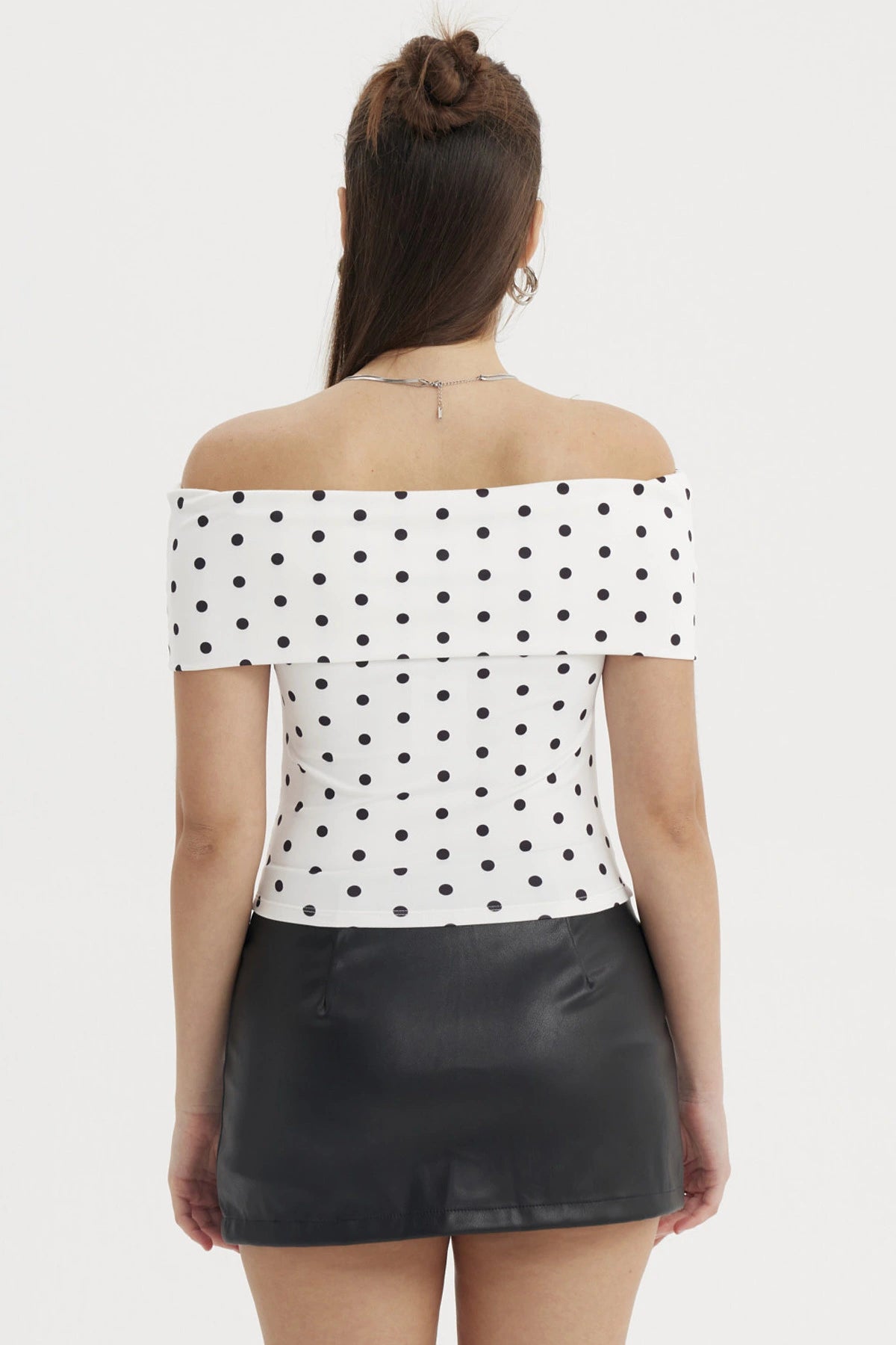 Polera sin hombro crudo con puntos negros estilo casual elegante lisa