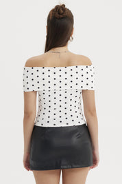 Polera sin hombro crudo con puntos negros estilo casual elegante lisa