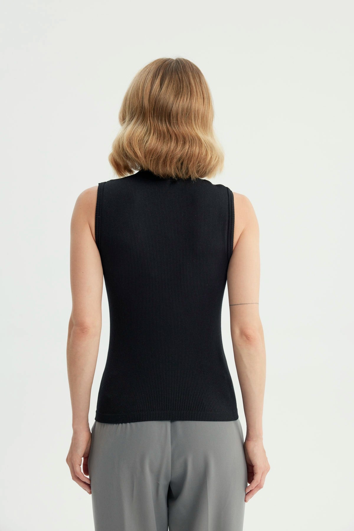 Polera Mujer Ajustada Sin Mangas Negro
