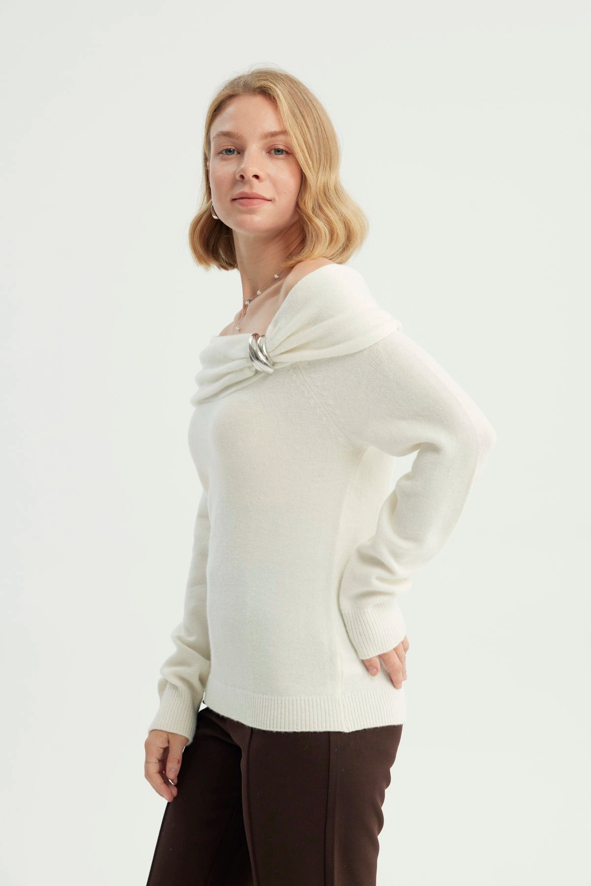 Sweater Mujer Slim Hombro Descubierto Crema
