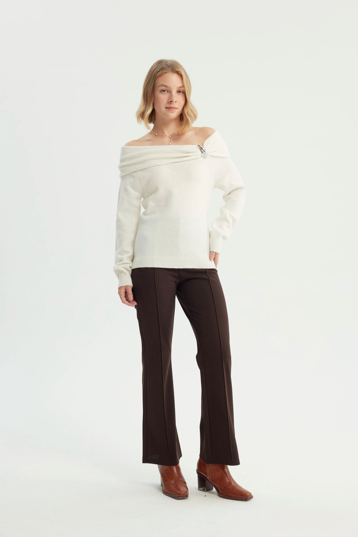 Sweater Mujer Slim Hombro Descubierto Crema