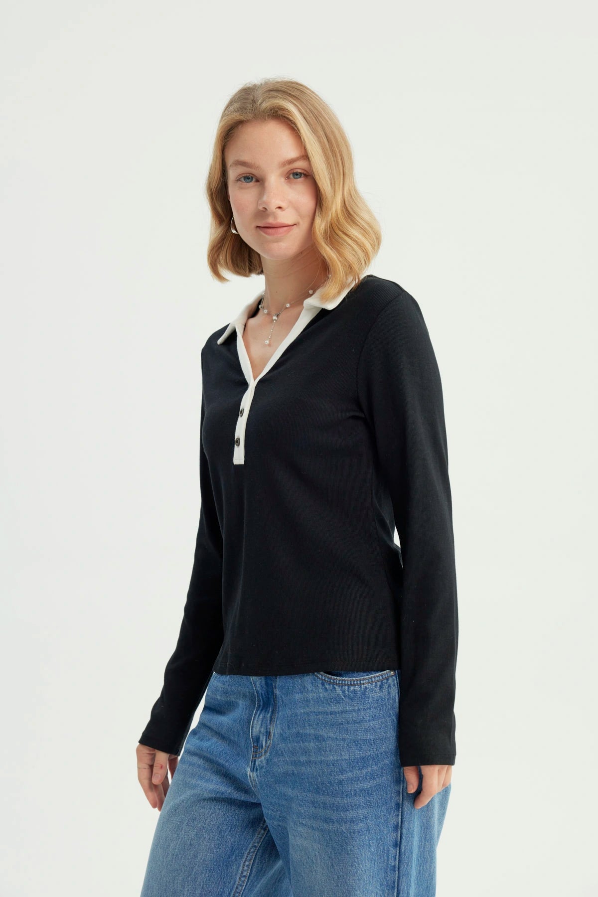 Polera Mujer Ajustada Cuello Polo Negro