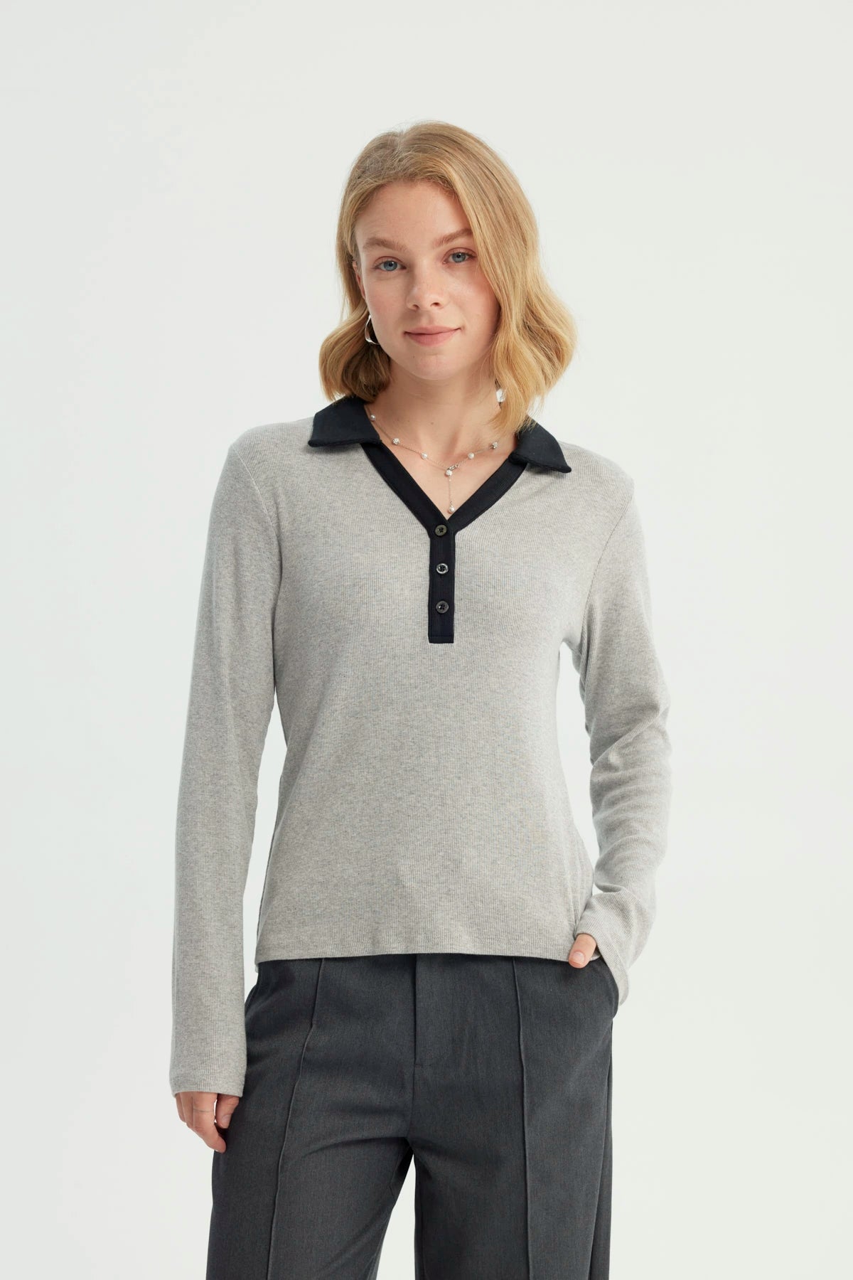 Polera Mujer Ajustada Cuello Polo Gris Melange