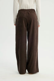 Pantalón Buzo Mujer Calce Recto Chocolate