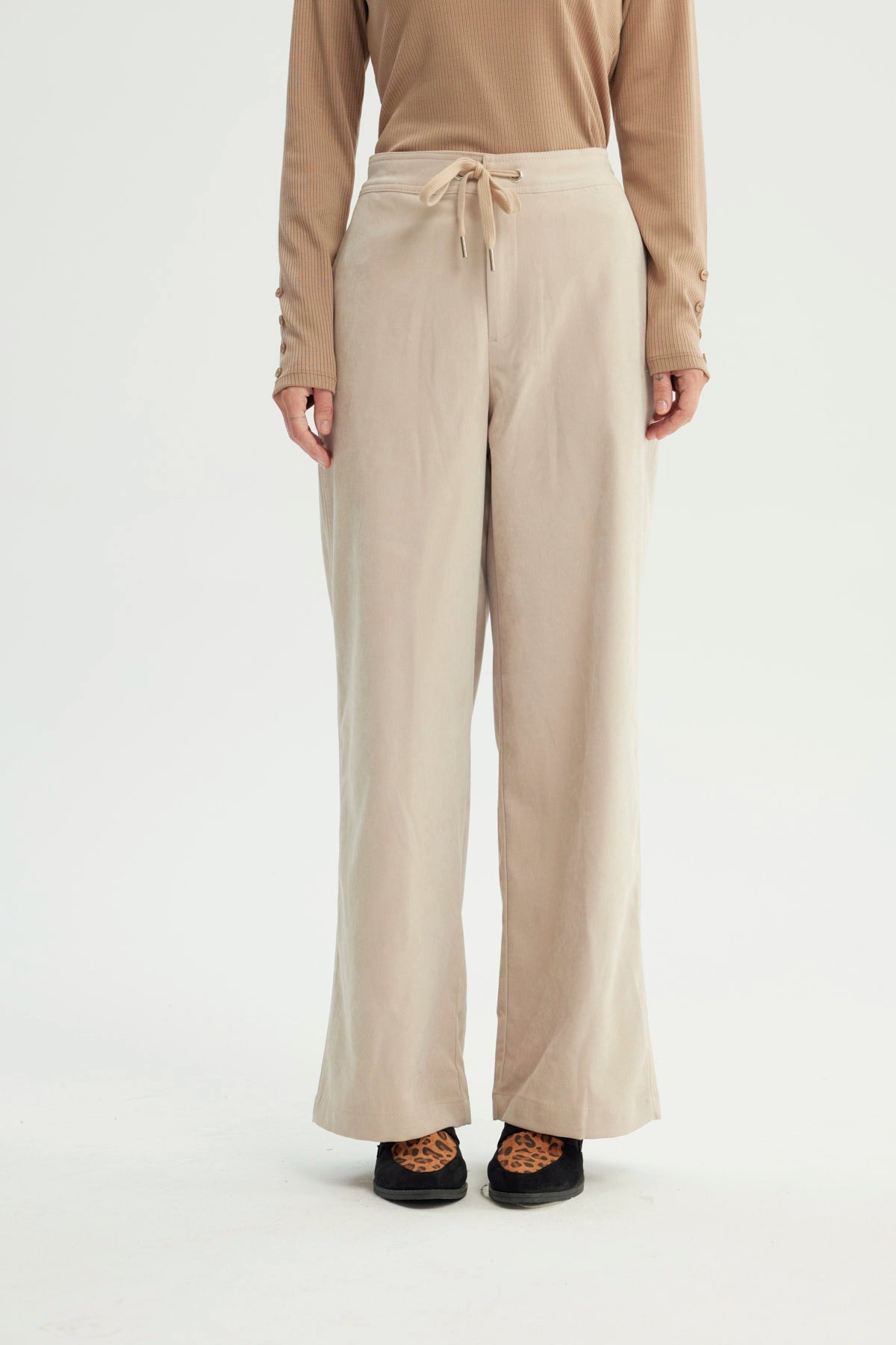 Pantalón Buzo Mujer Calce Recto Arena