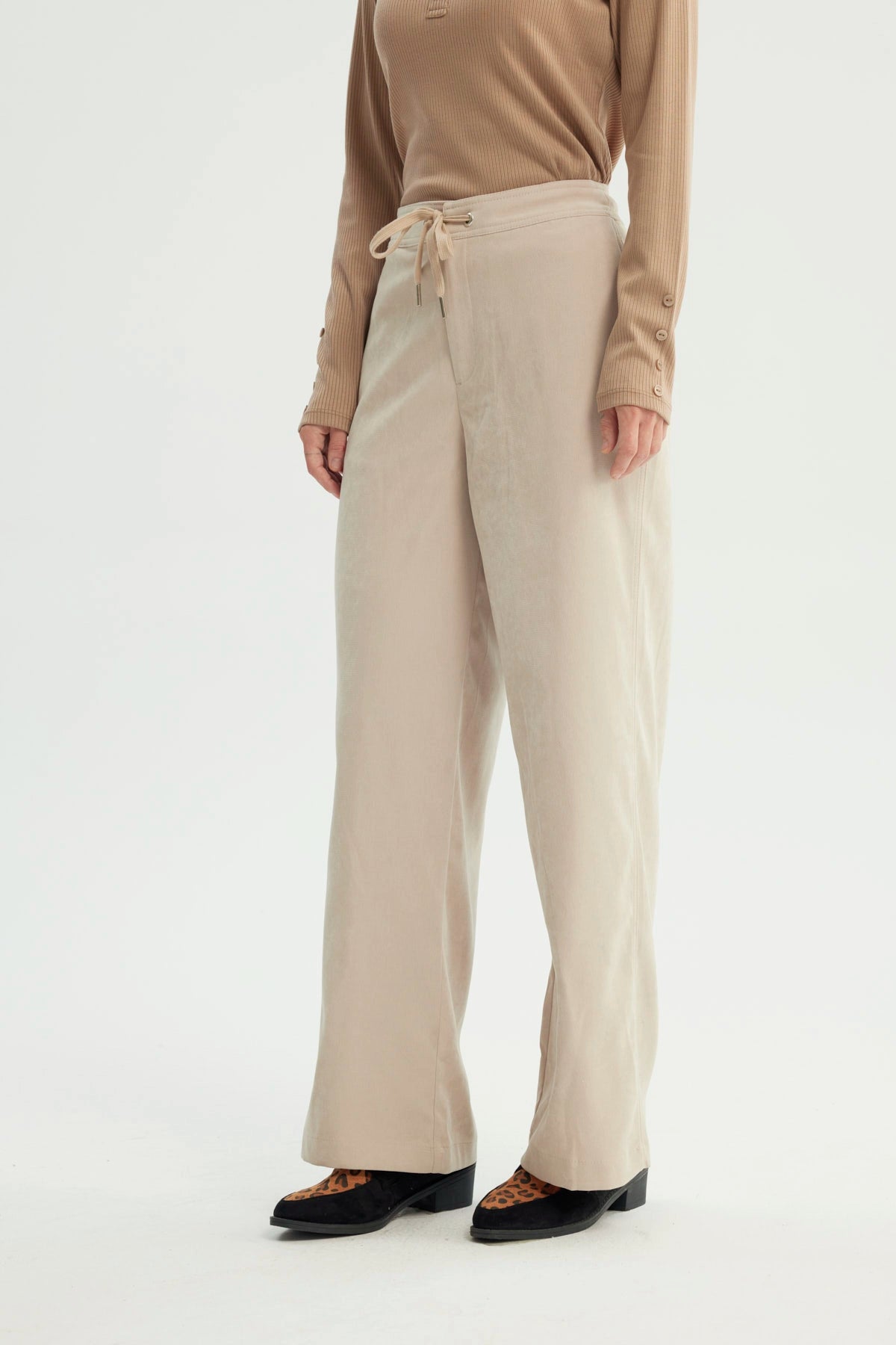 Pantalón Buzo Mujer Calce Recto Arena