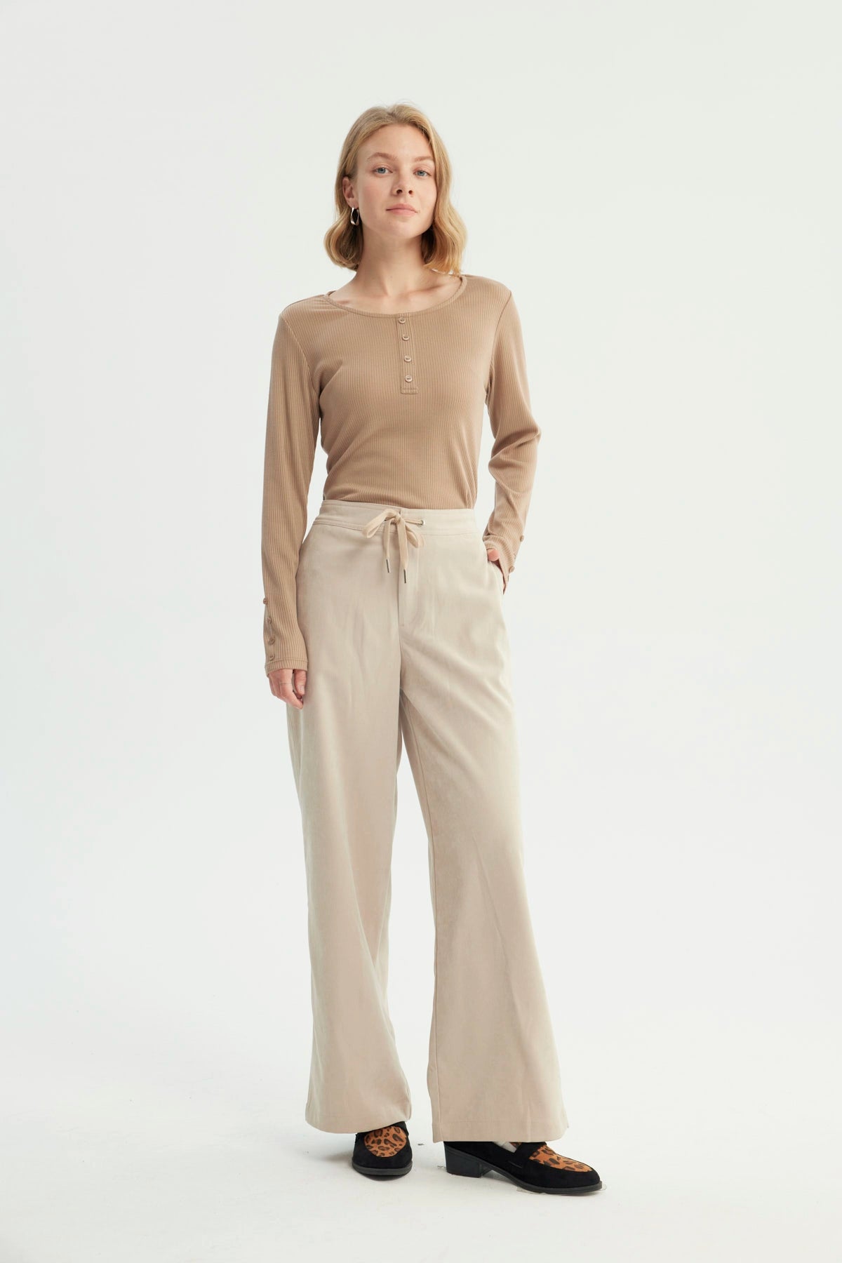 Pantalón Buzo Mujer Calce Recto Arena