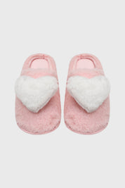 Pantuflas de mujer rosadas con un gran corazón blanco esponjoso en el empeine diseño acogedor y divertido